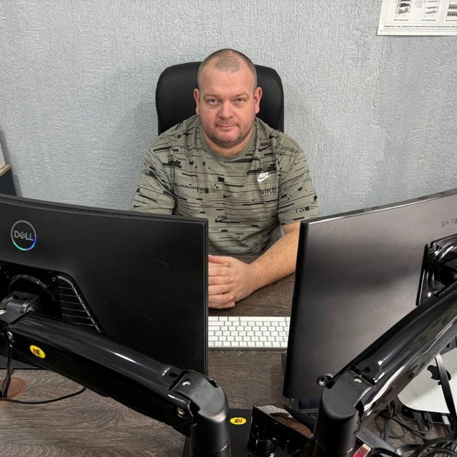 Игорь Протащик за рабочим столом